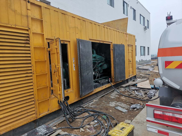 兴宾如何在发电机出租合同中约定设备的维修和保养责任？