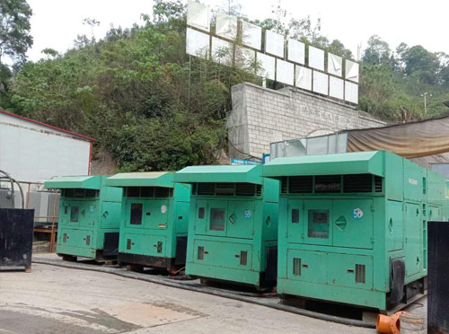 兴宾先进的应急发电机系统中智能监测和控制系统如何确保电压稳定？