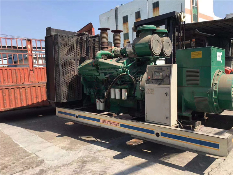 兴宾如何判断柴油发电机组的机油温度是否达到了合适的预热温度？